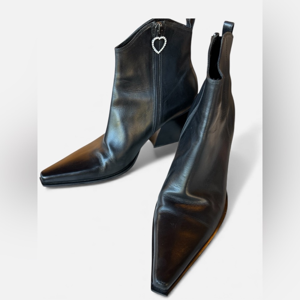 Taccetti smooth black leather blunt point nose ankle cowgirl boots . Italy sz38